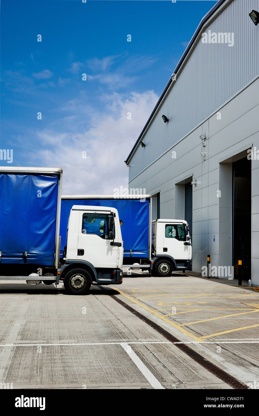 Carrello Parcheggiato fuori magazzino di distribuzione Foto Stock