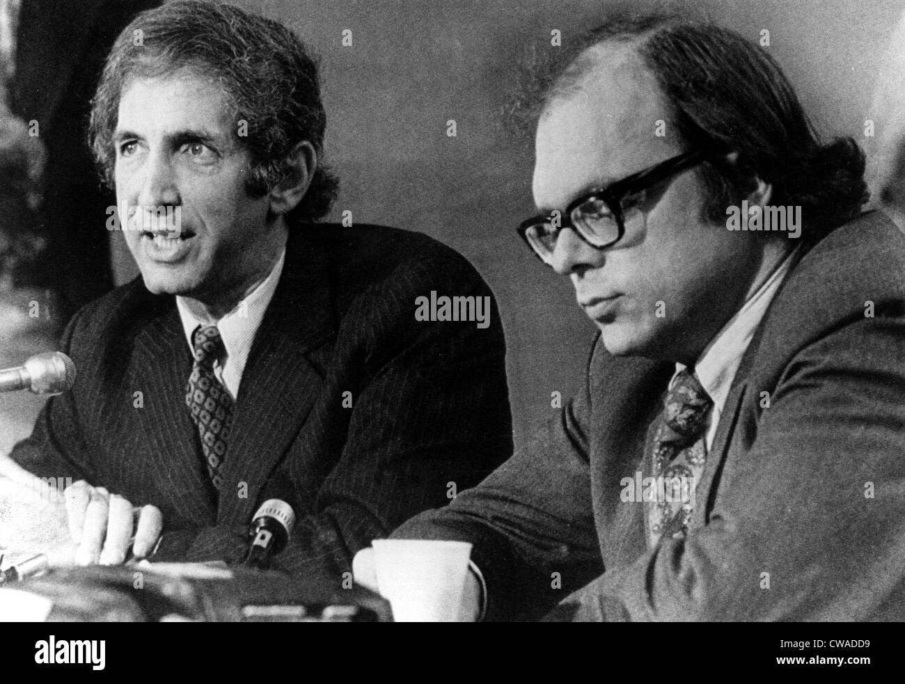 Le Carte del pentagono Defandants Daniel Ellsberg e Antonio Russo parlare ai giornalisti dopo il giudice Matt Byrne dichiara un mistrial. Los Foto Stock