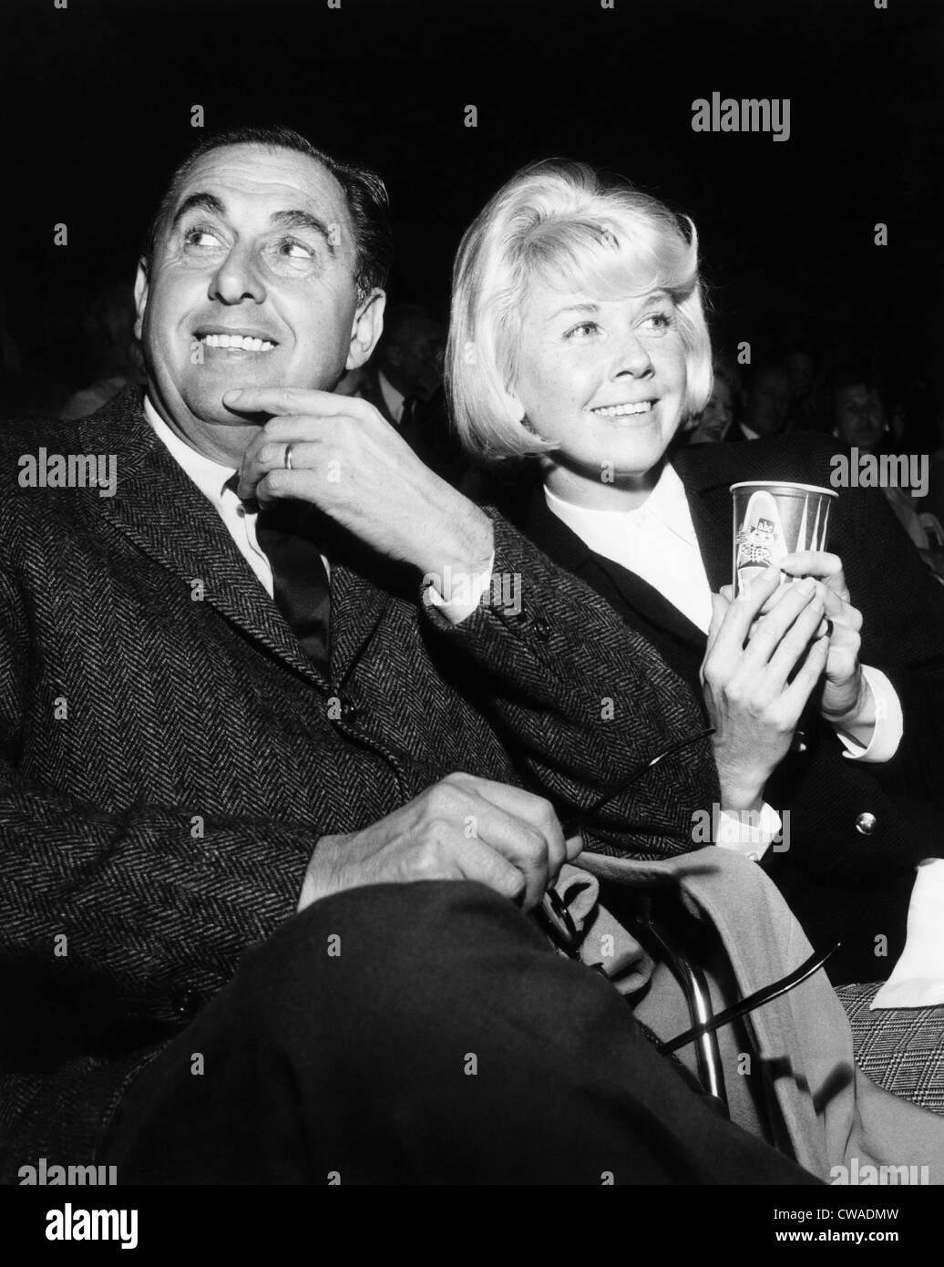 Doris Day e marito Martin Melcher (sinistra) che frequentano una mostra gioco di basket tra i Los Angeles Lakers e Foto Stock