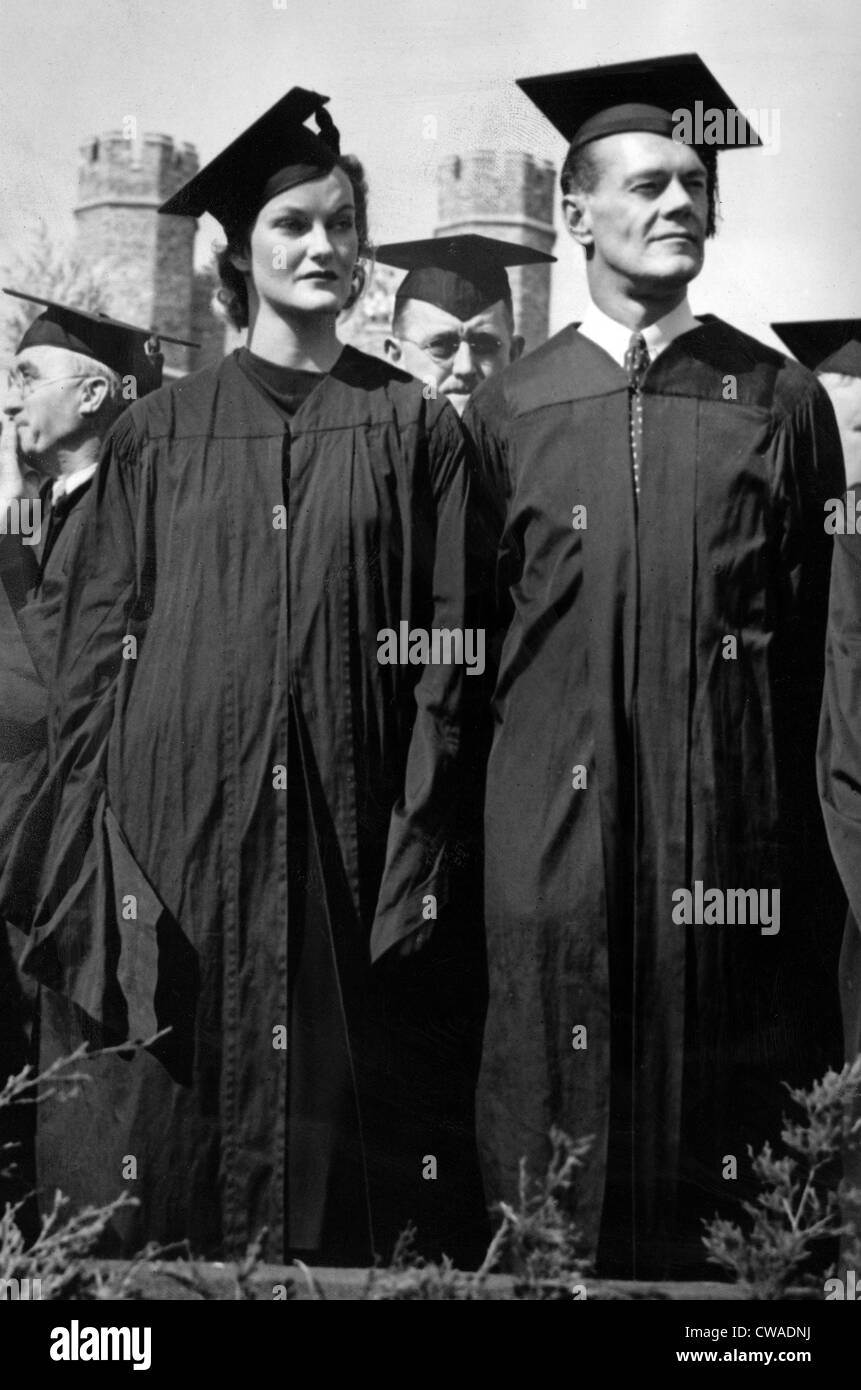 Doris Duke e il marito James H.R. Cromwell presso la Duke University durante il primo giorno di centennial esercizi, Durham, NC, 23 aprile Foto Stock
