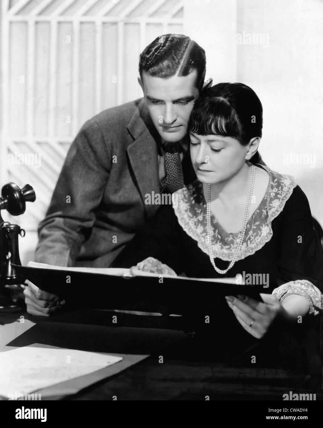 Alan Campbell e sua moglie Dorothy Parker in Hollywood, la California, c. 1936.. La cortesia: CSU Archivi / Everett Collection Foto Stock