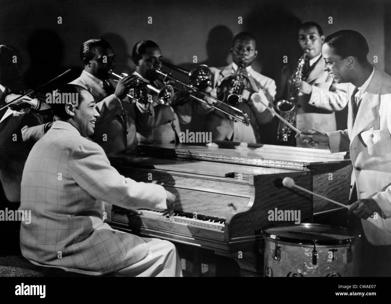 Duke Ellington e la sua famosa Orchestra eseguire. 1945. La cortesia: Archivi CSU/Everett Collection Foto Stock