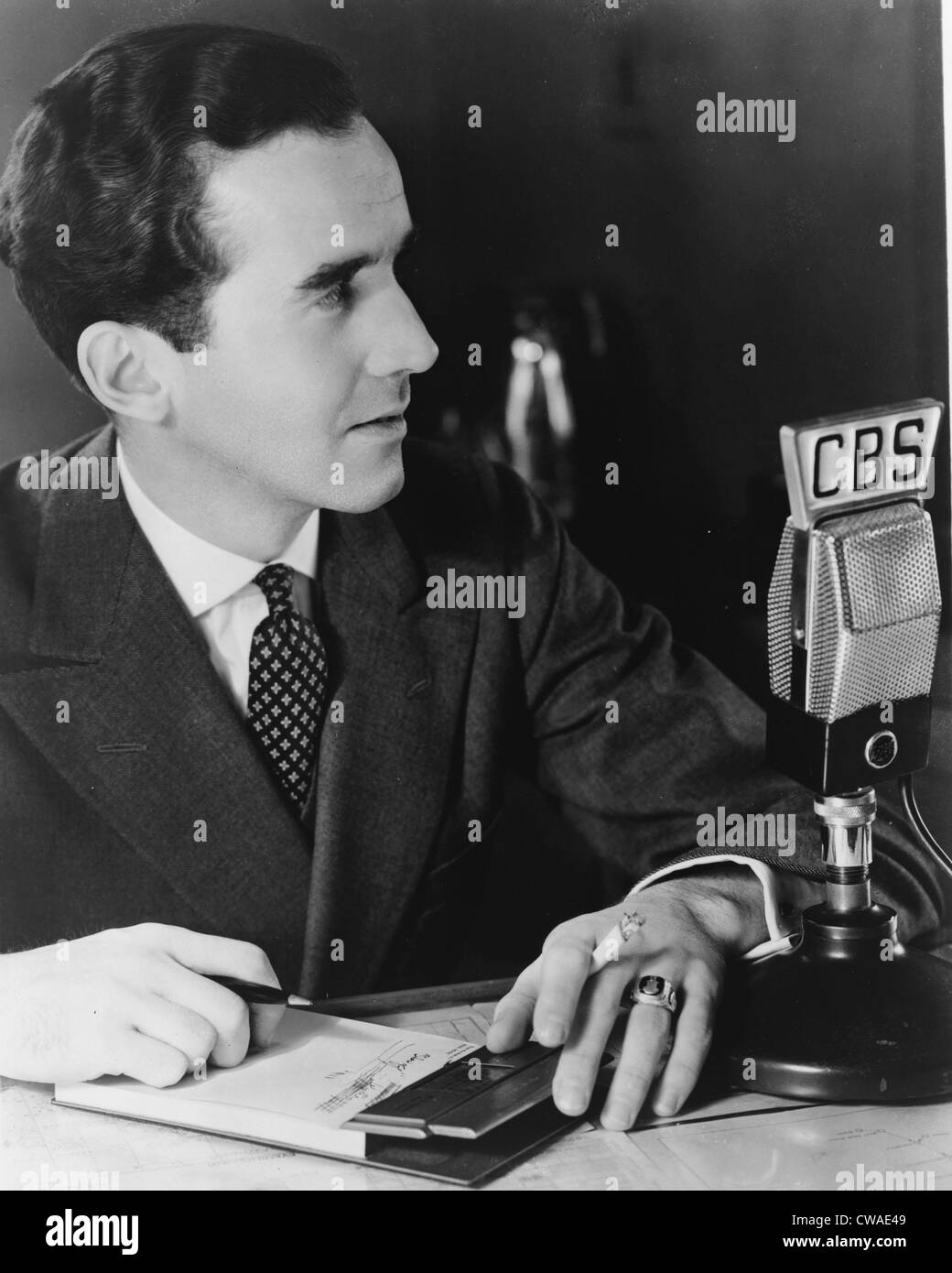 Edward R. Murrow (1908-1965) pionieristico di radio reporter che ha portato la seconda guerra mondiale in abitazioni americane durante la Battaglia di Bretagna. Foto Stock