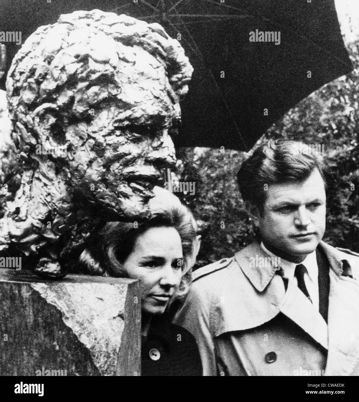 Da sinistra, Ethel Kennedy, il senatore Edward Kennedy, all inaugurazione del busto in bronzo di Robert Kennedy (da Robert Berks), Washington Foto Stock