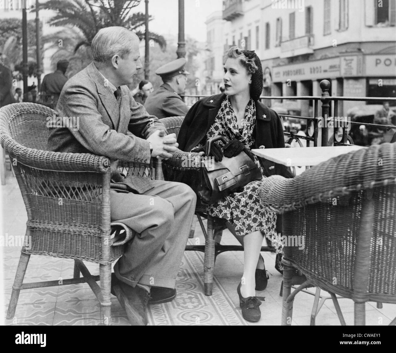 Clare Boothe Luce (1903-1987) sulla terrazza di pastori Hotel per discutere i piani della sua medio oriente tour con Douglas Foto Stock