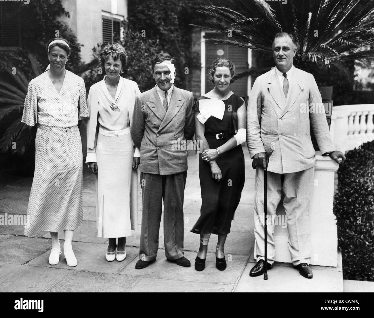 L-R: First Lady Eleanor Roosevelt, Amelia Earhart, pilota scozzese Jim Mollison, sua moglie, pilota Amy Johnson, Presidente Franklin Foto Stock