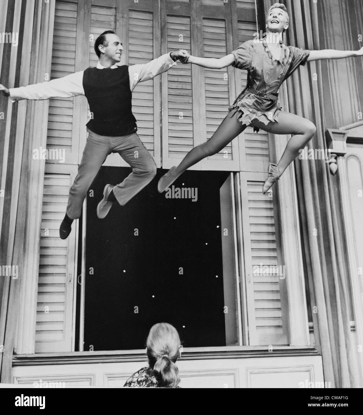 Mary Martin (1913-1990) e direttore di Jerome Robbins (1918-1998), volare sul palco durante le prove per un 1956 PETER PAN Televisione Foto Stock