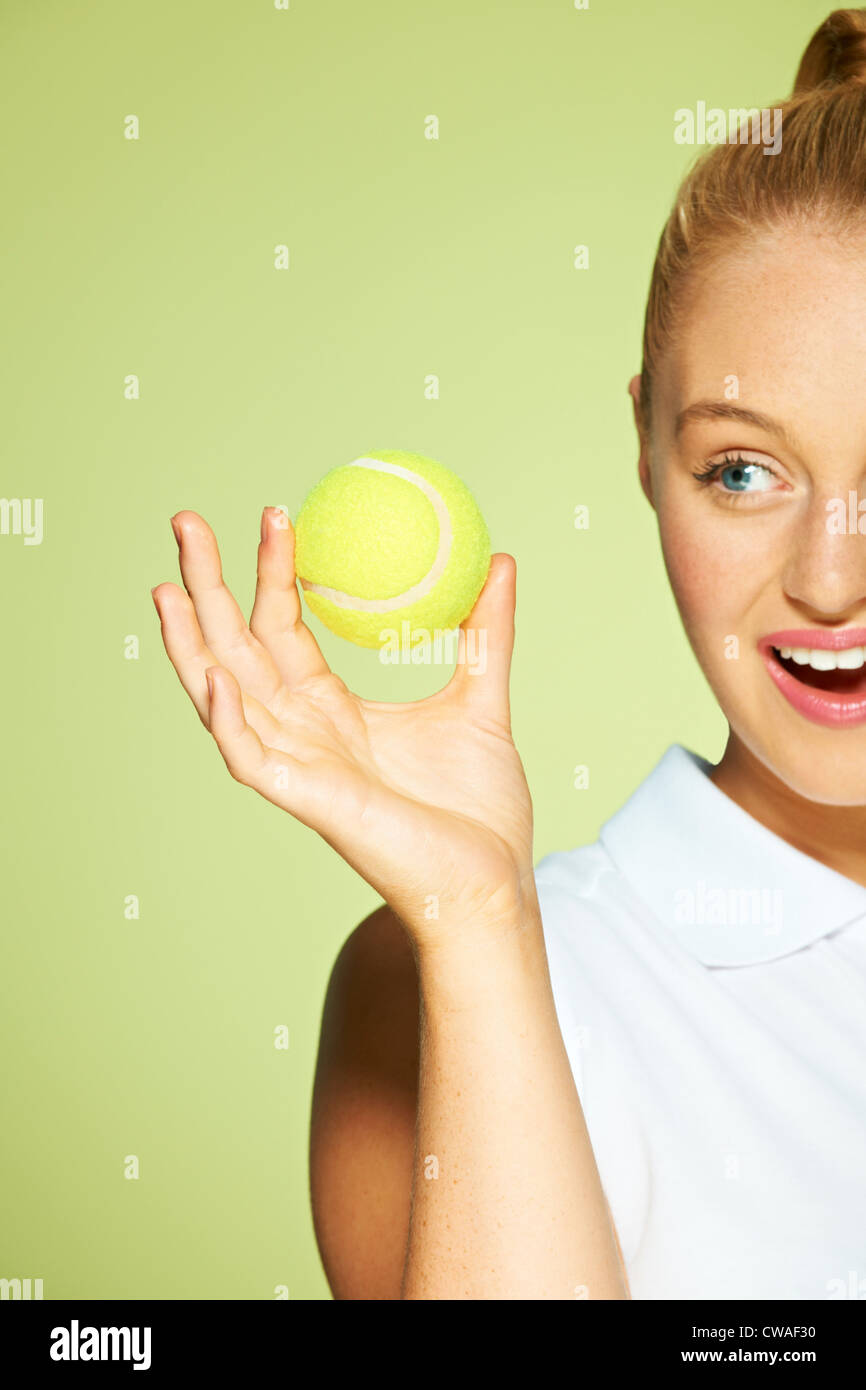 Giovane donna tenendo palla da tennis Foto Stock