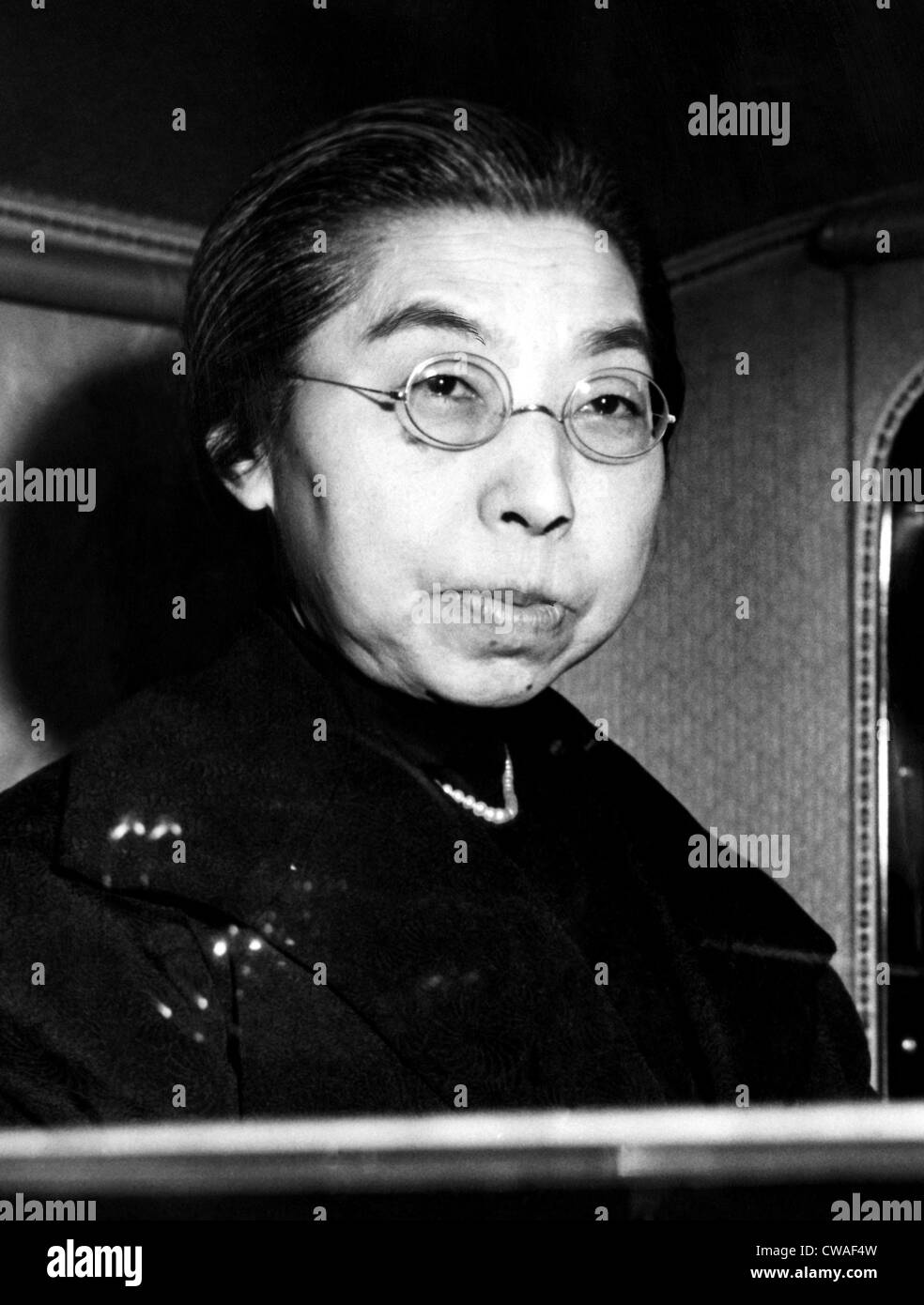 Empress Dowager del Giappone come arriva al palazzo di Tokyo a visitare suo figlio, l'imperatore Hirohito. Dicembre 1945. La cortesia: CSU Foto Stock