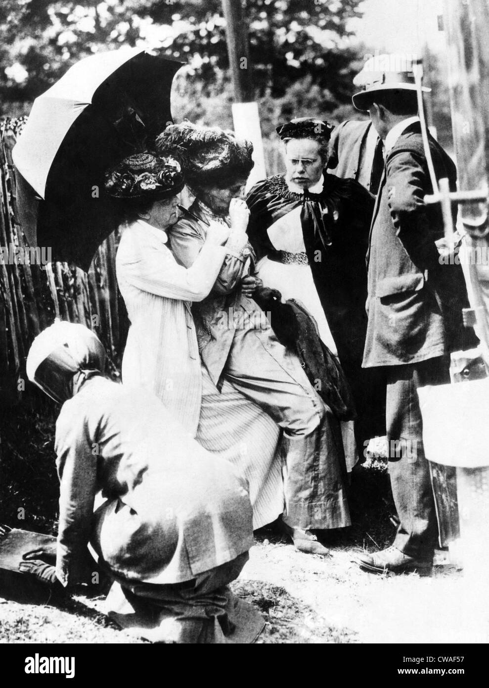 Emmeline Pankhurst (1858-1928, a sinistra del centro), in uno stato di collasso afeter alimentazioni forzato in carcere, Londra, Inghilterra, 1913. Foto Stock