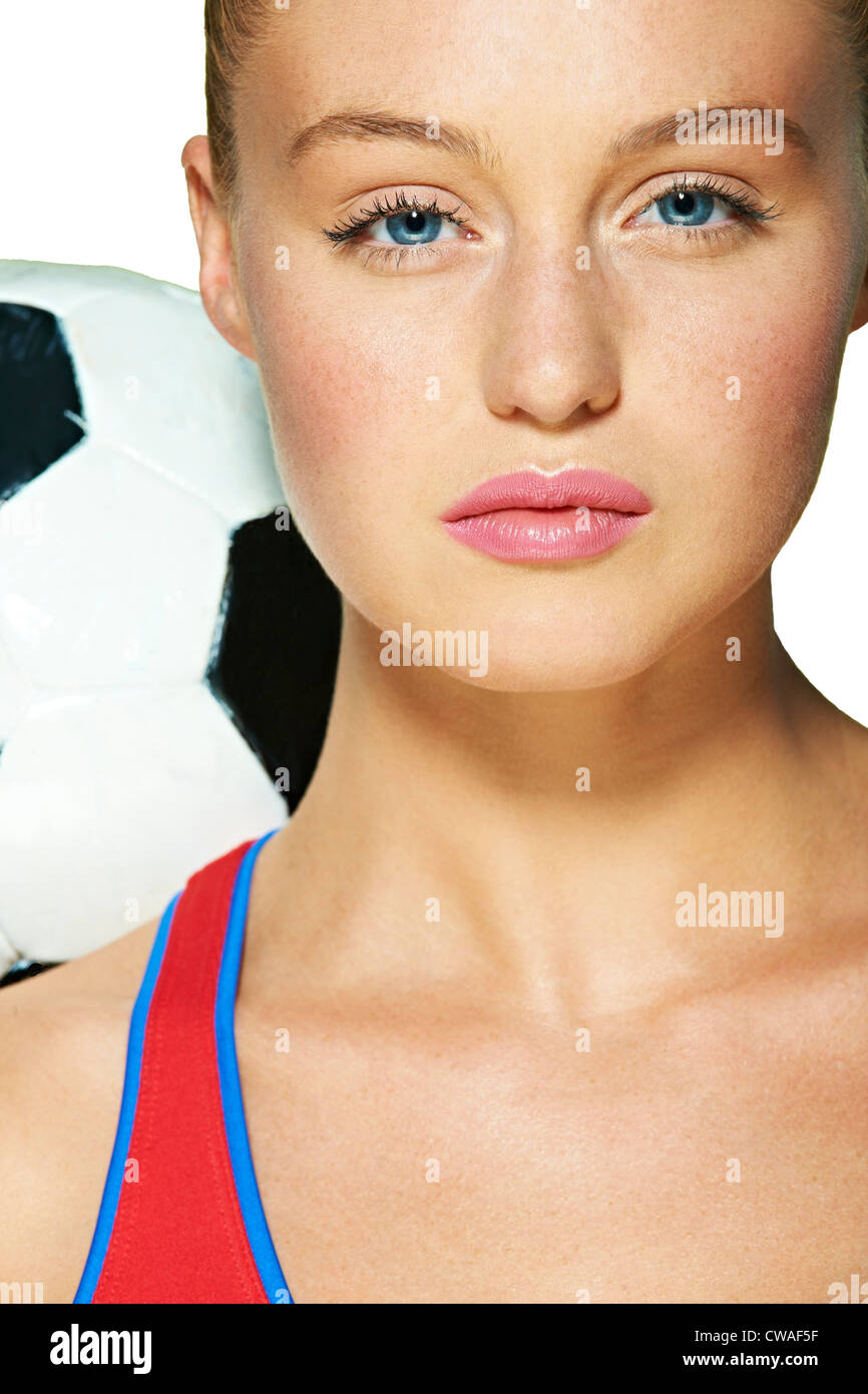 Giovane donna con pallone da calcio Foto Stock