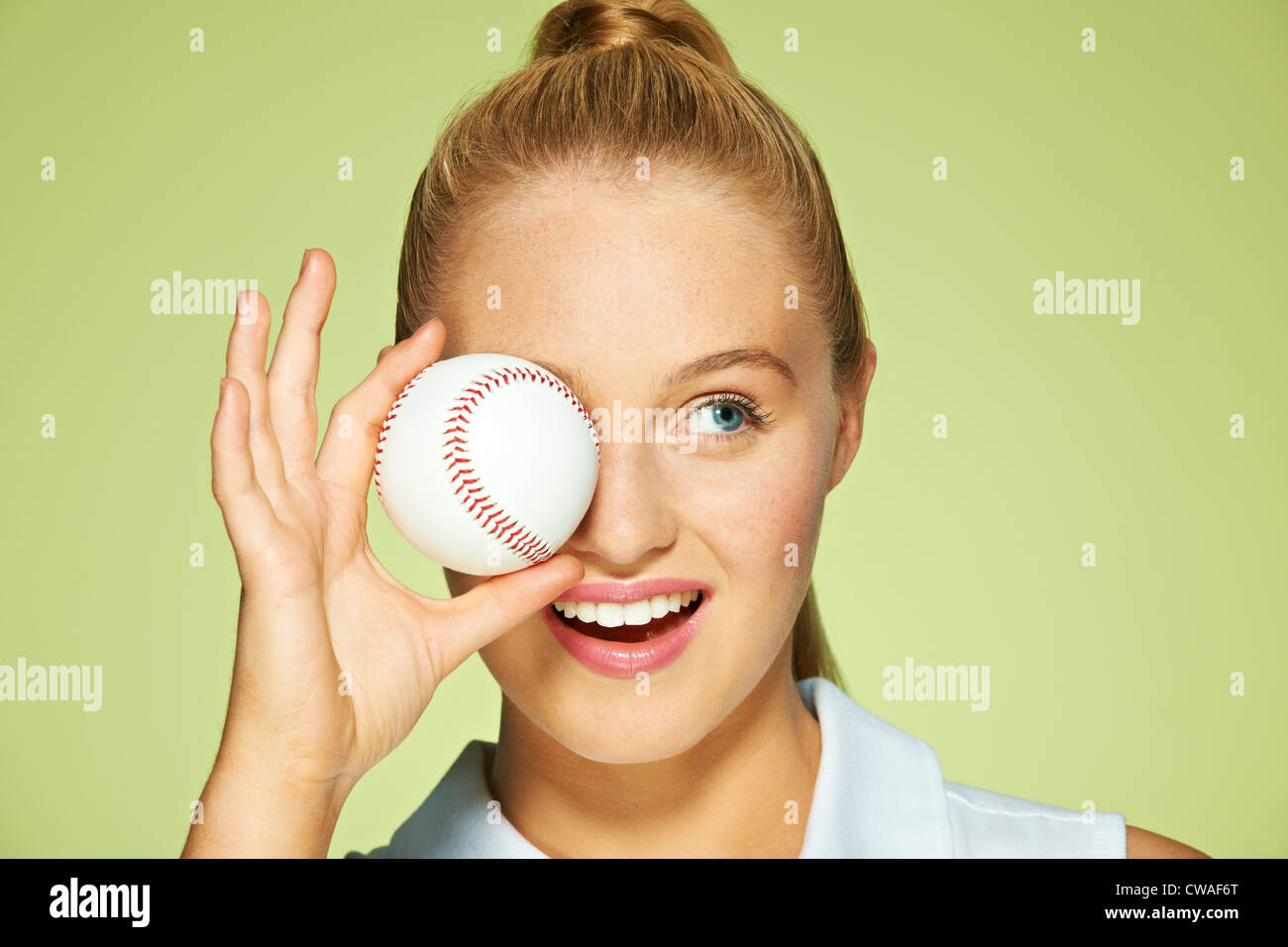 Giovane donna di baseball di contenimento nella parte anteriore dell'occhio Foto Stock