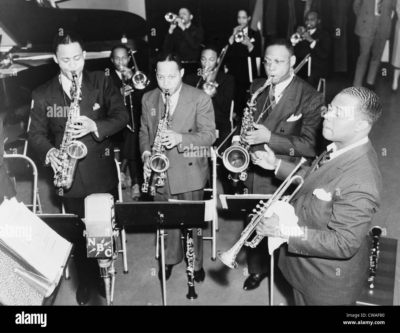 Louis Armstrong (1901-1971), African American musicista jazz, conducendo la sua band durante una trasmissione radio nel 1937. Foto Stock