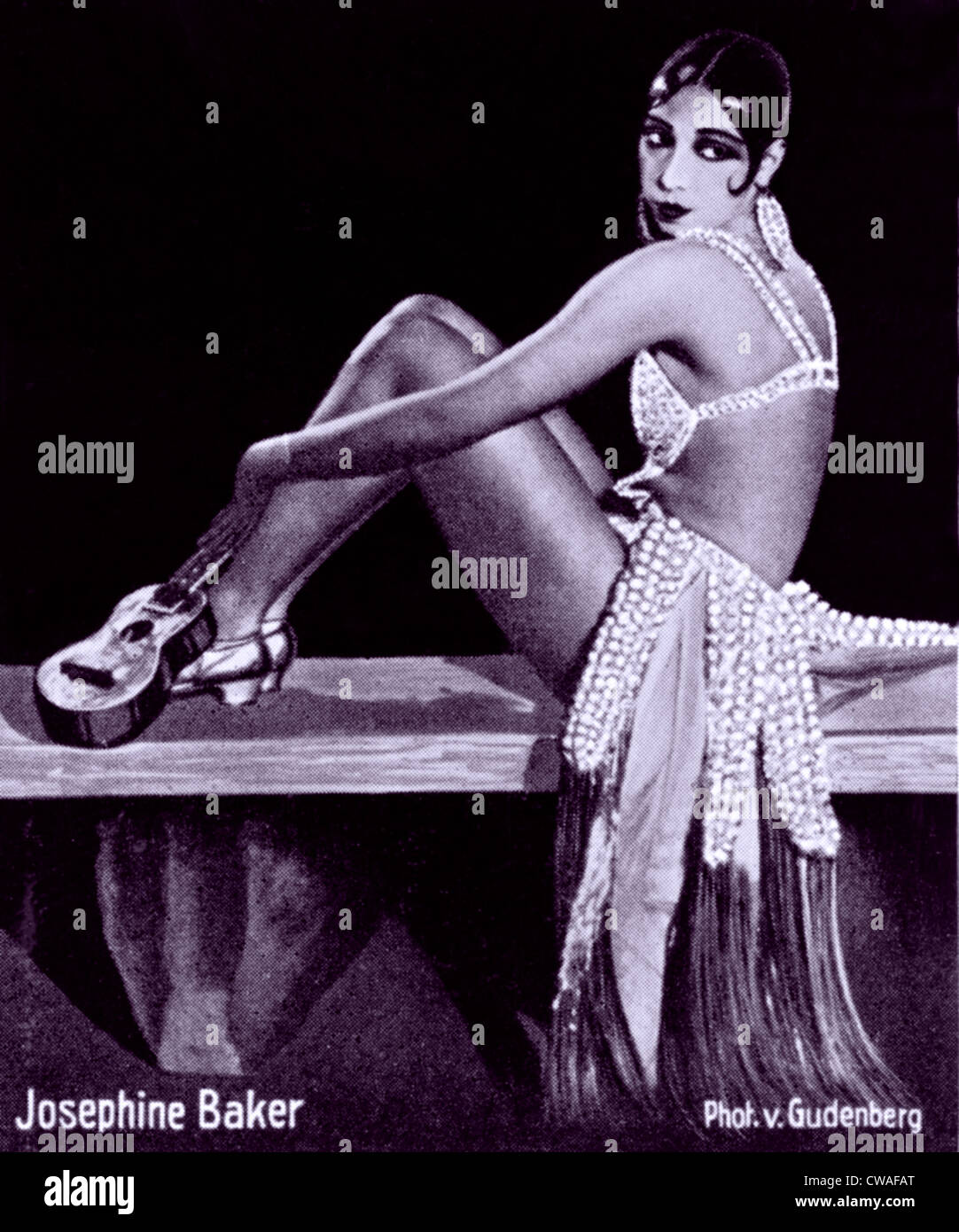 Josephine Baker (1906-1975), African American ballerina e attrice in un  seducente posa. Ca. 1920's Foto stock - Alamy