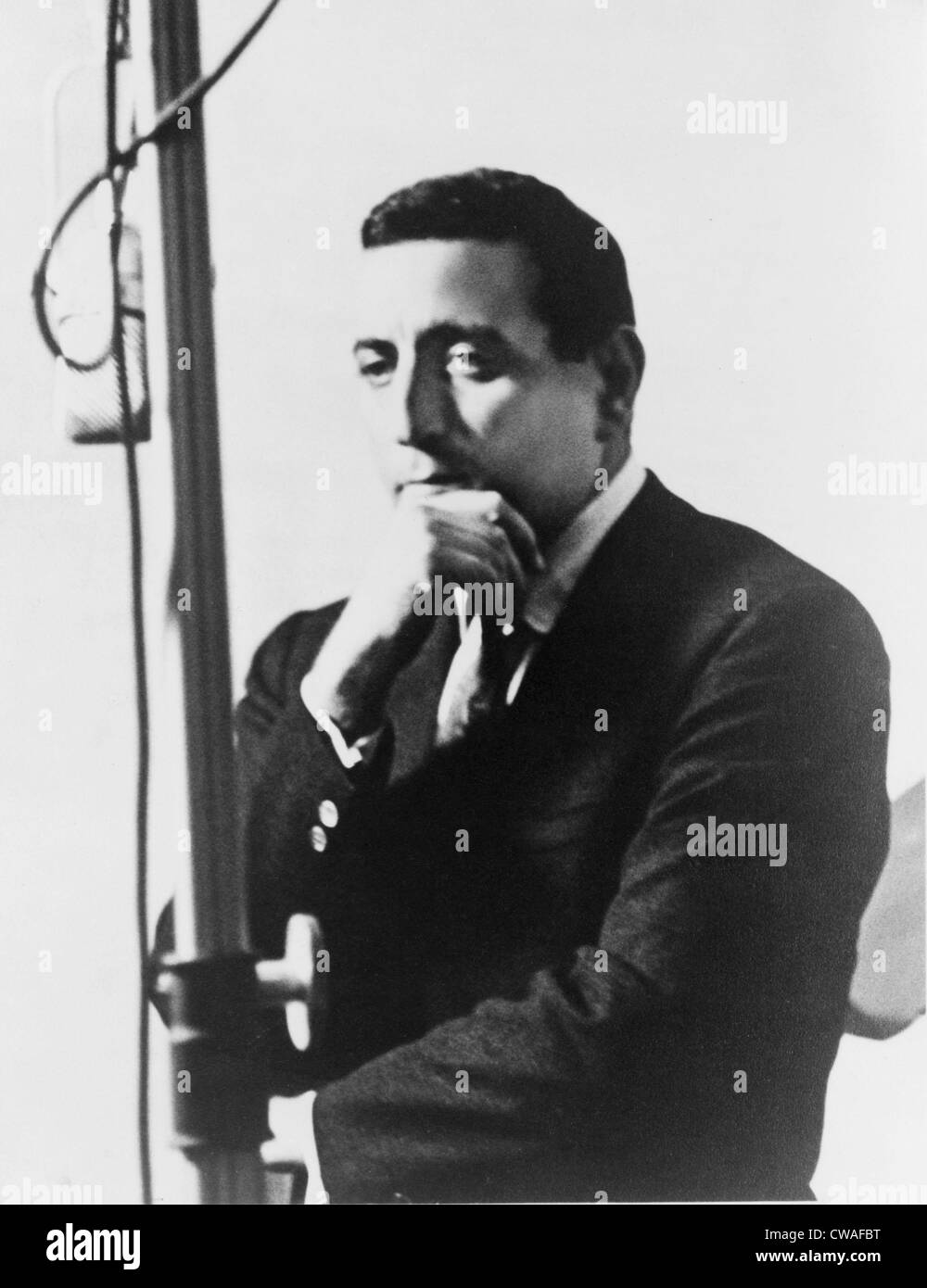 Tony Bennett (b. 1926) al microfono, 1955. Foto Stock