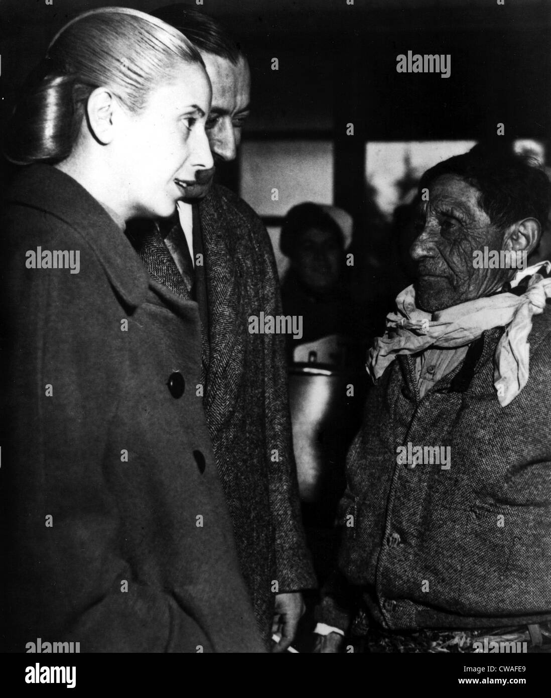 Eva Peron e il presidente Juan Peron parlare ad un lavoratore, tardi 1940s. La cortesia: CSU Archivi / Everett Collection Foto Stock