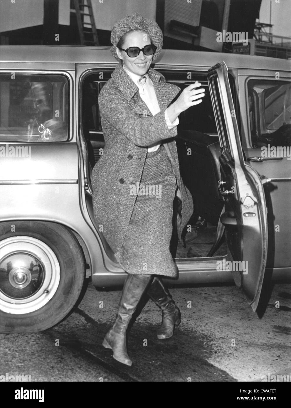 Faye Dunaway arrivando all'aeroporto di Londra per prendere un volo per Parigi, 2 febbraio 1968. Foto Stock