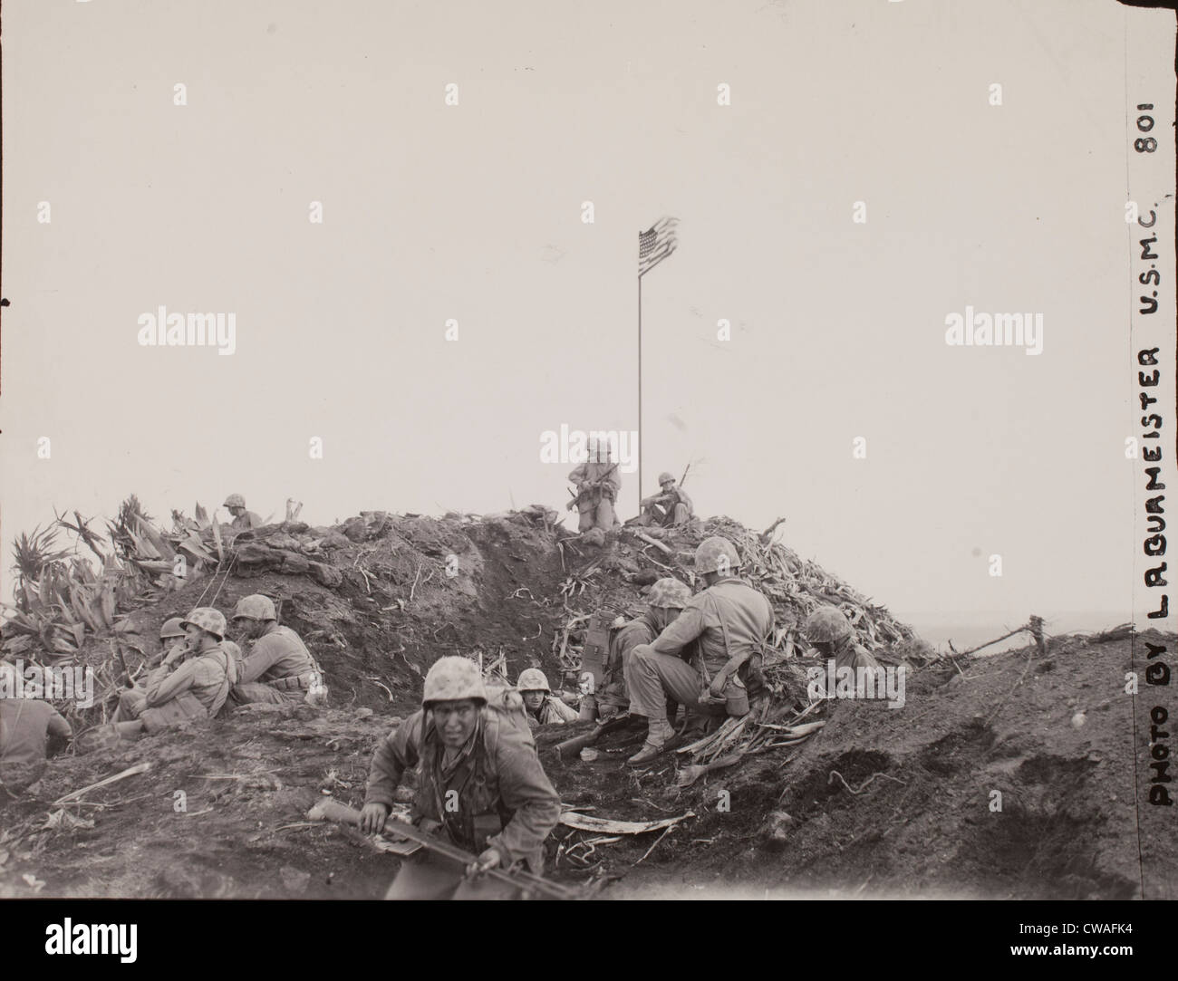 Foto scattata dalla cima del monte Suribachi con la bandiera americana battenti. Il 23 febbraio 1945. Foto Stock