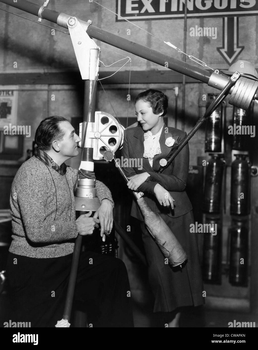 La furia, direttore Fritz Lang, dirigere Sylvia Sidney, sul set, 1936. La cortesia: Archivi CSU/Everett Collection Foto Stock