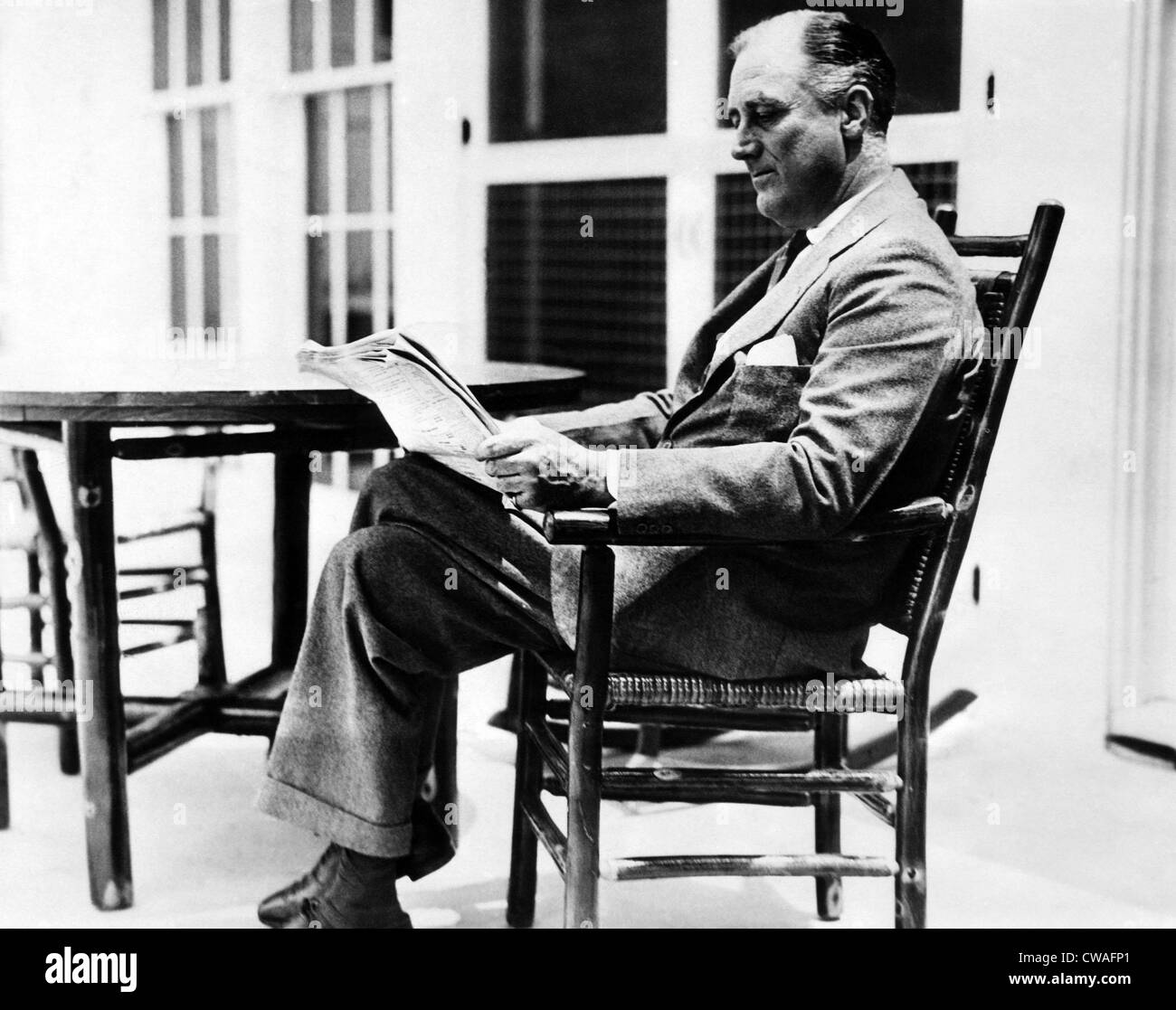 Governatore (e il futuro presidente degli Stati Uniti) Franklin D. Roosevelt (1882-1945), sotto il portico di casa sua nel Warm Springs, Foto Stock