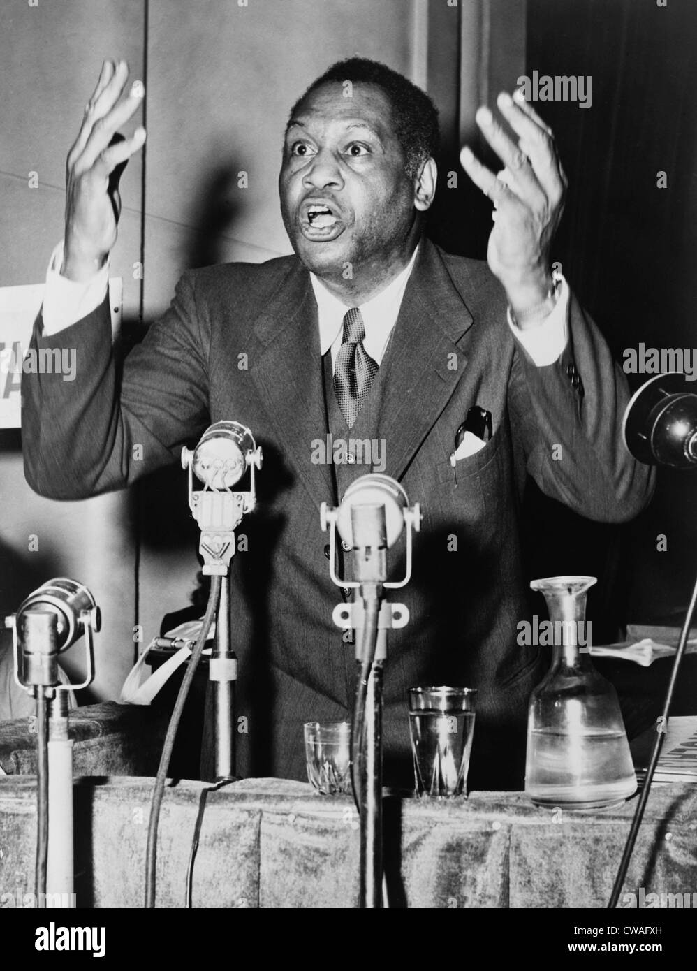 Paul Robeson (1898-1976), affrontando la Conferenza mondiale dei partigiani della pace a Parigi nel 1949. Robeson pubblicamente espresso Foto Stock