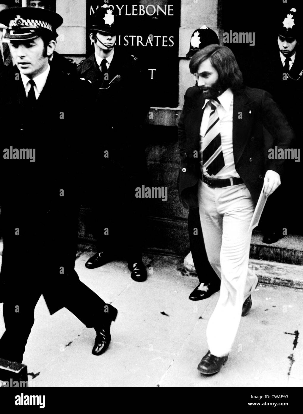 George Best, lasciando Marylebone Magistrates Court di Londra, Inghilterra, 27 marzo 1974. La cortesia: CSU Archivi / Everett Collection Foto Stock