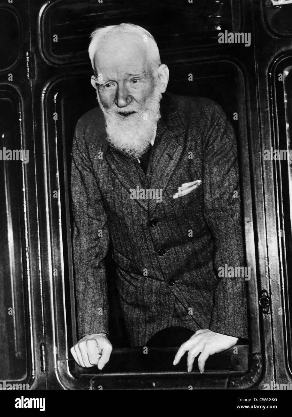 Il drammaturgo George Bernard Shaw presso la stazione di St. Pancras, London in procinto di partire per il Sud Africa. Marzo 28, 1935. Courtesty: CSU Foto Stock