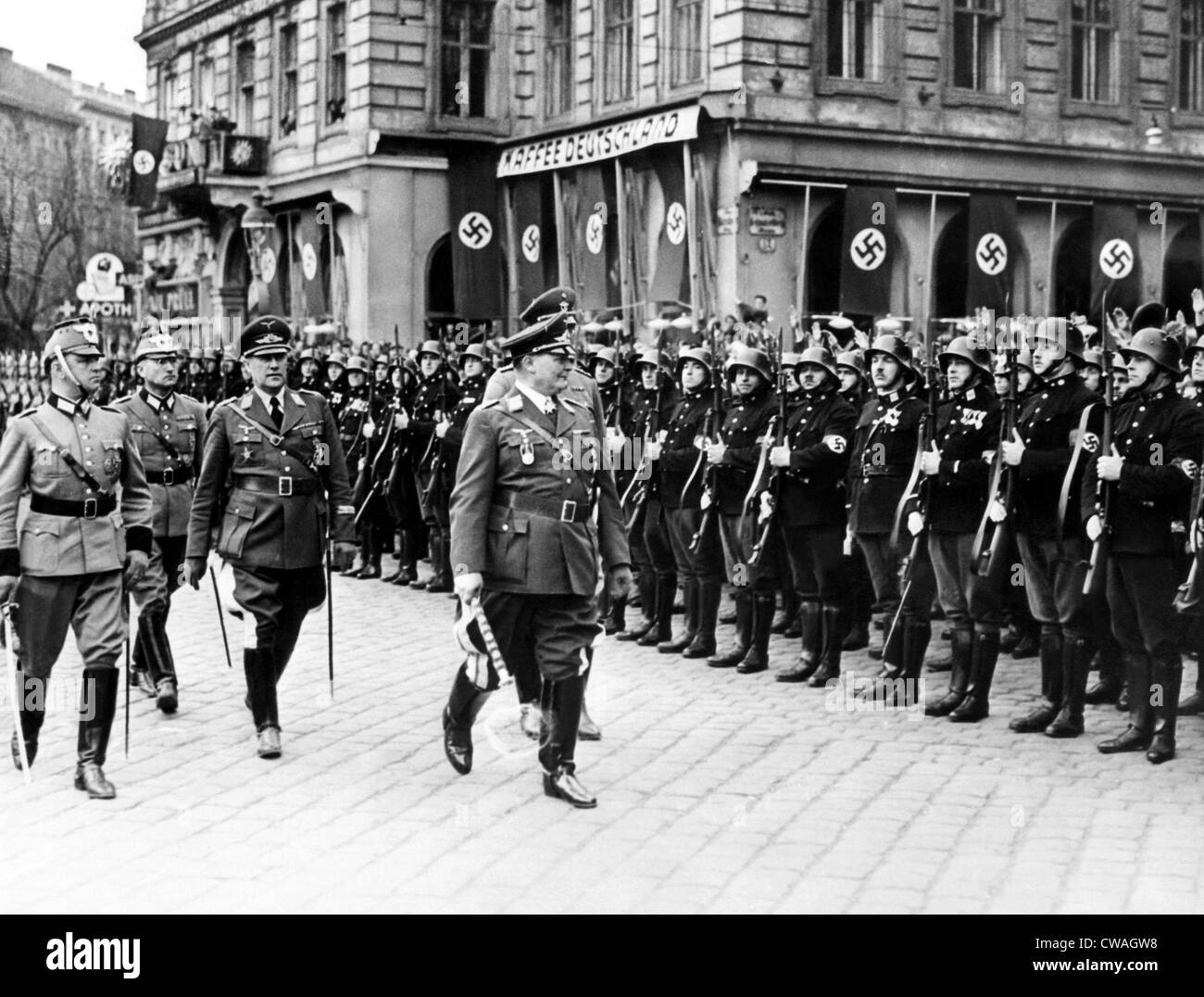 Hermann Goering, (in primo piano, al centro), il messaggio di saluto della polizia di Vienna ufficiali che sono allineate di fronte al suo hotel, Austria, 1938.. Foto Stock