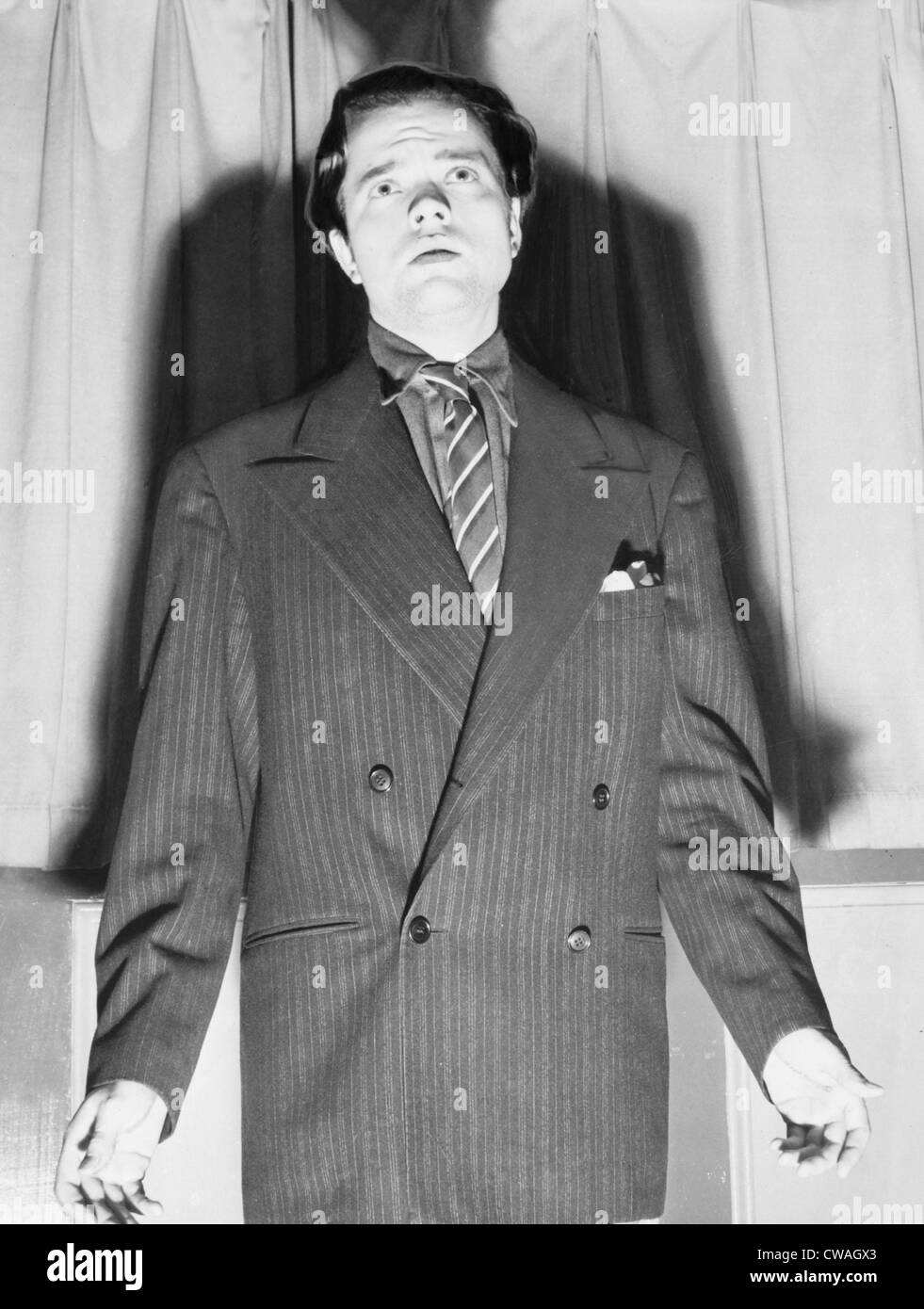 Orson Welles (1915-1985) con la sua ombra in un espressivo ritratto dal 1938. Foto Stock