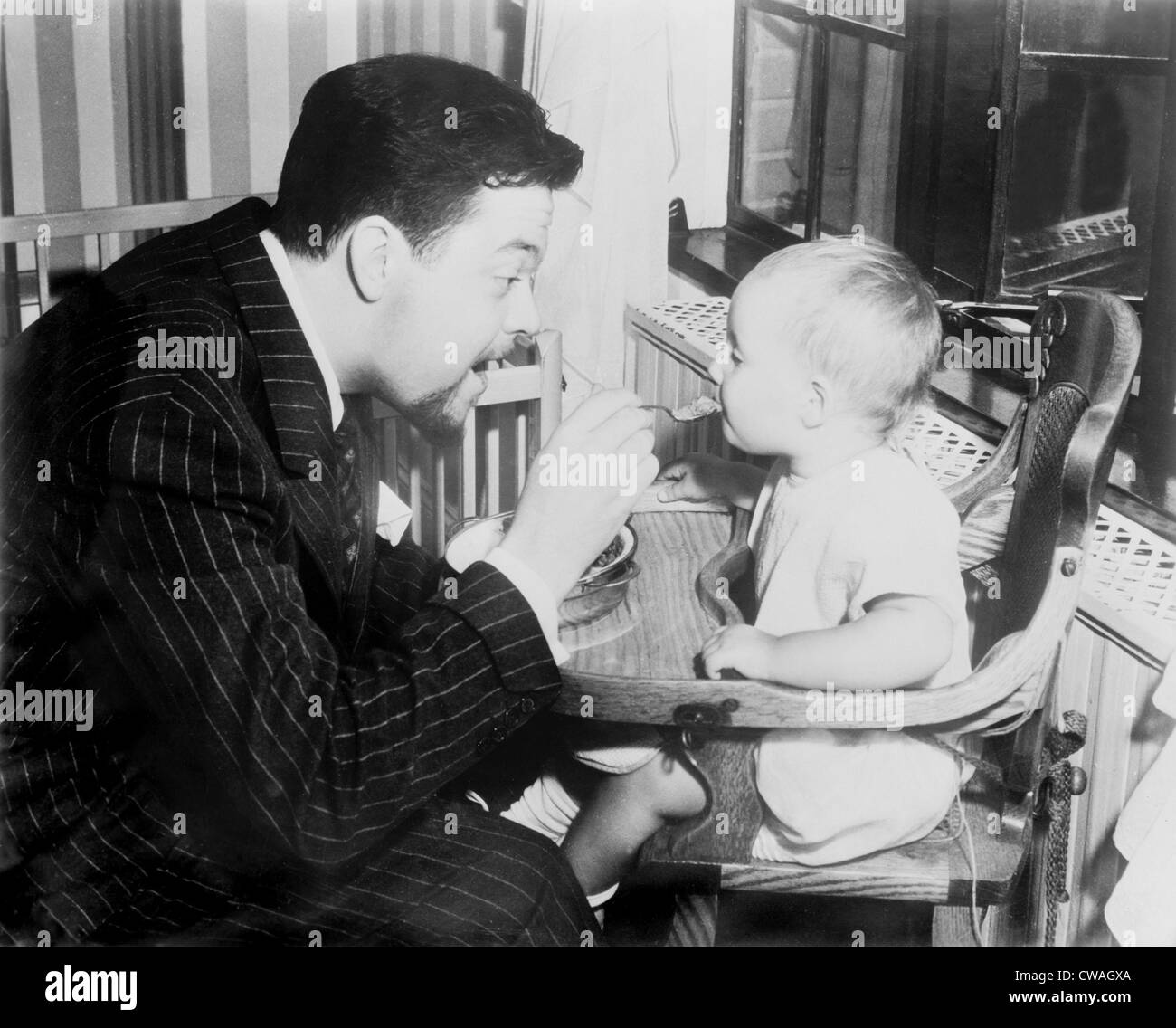 Orson Welles con la sua bambina, Christopher Welles, durante il suo matrimonio con la Virginia Nicholson. 1939. Foto Stock