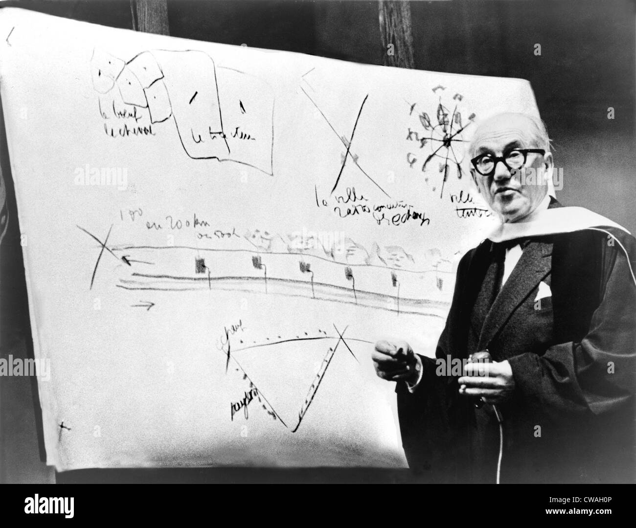 Le Corbusier (1887-1965), durante una lezione di 1961, utilizzando design schizzi. Le Corbusier era tra la prima generazione di architetti Foto Stock