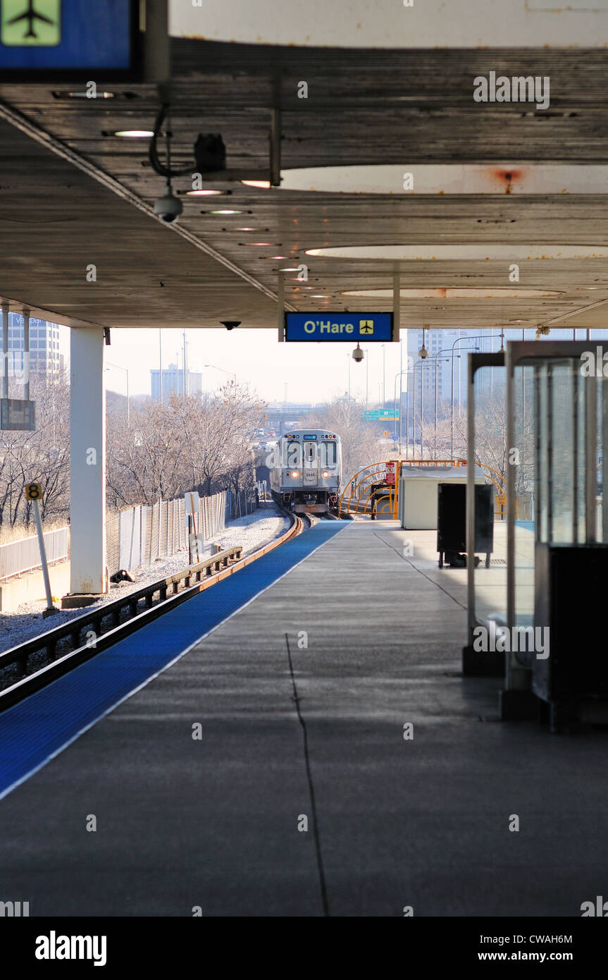 CTA Rapid Transit Train diretto a Chicago O'Hare International Airport Terminal una piattaforma Rosemont/River Road. Chicago, Illinois, USA.rrivando Foto Stock