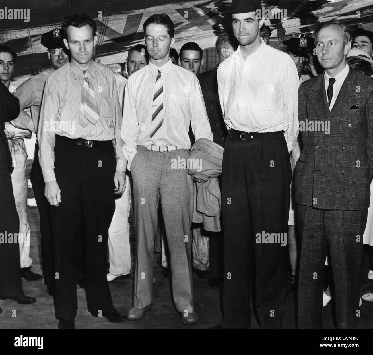 Il Co-pilota Glenn Odekirk, operatore radio Charles Perrine, Howard Hughes e il navigatore Harry Connor dopo il loro record di rottura Foto Stock