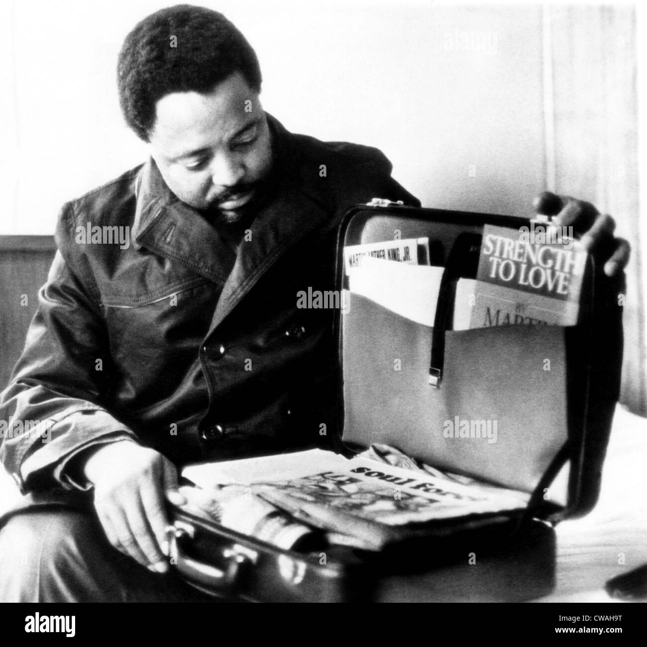 Osea Williams, (1926-2000), African American leader dei diritti civili, esaminando il contenuto del dottor Martin Luther King's valigia Foto Stock