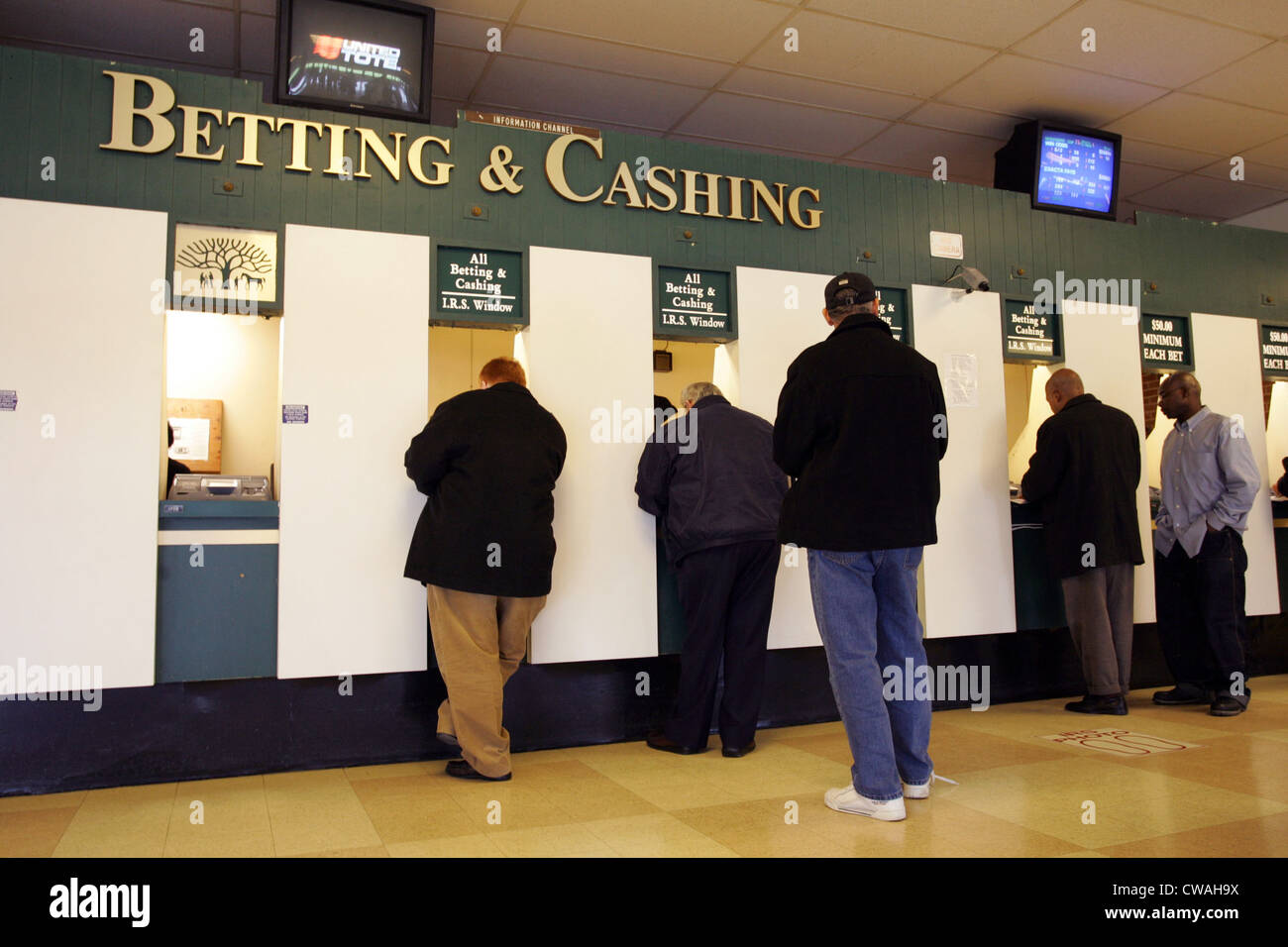 New York, interruttore di persone su un scommesse in pista Belmont Park Foto Stock