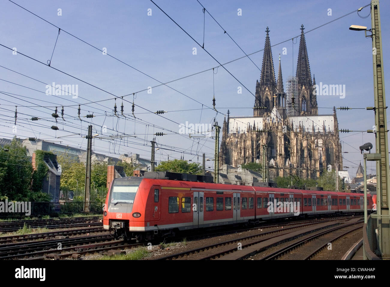 Colonia, che si affaccia sulla cattedrale e un treno locale Foto Stock