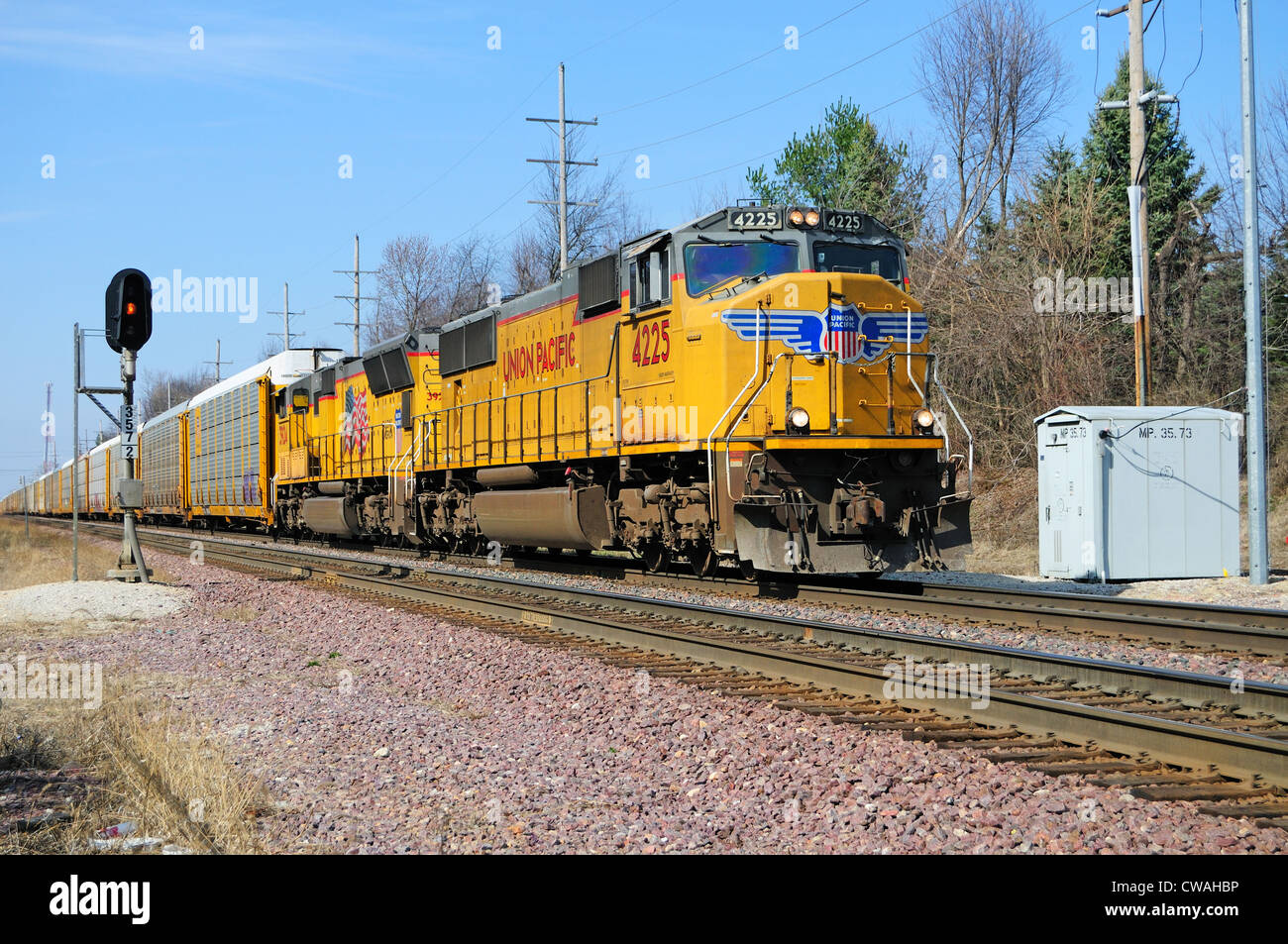 Union Pacific treno merci con SD70 unità #4225 auto veicoli a cremagliera da Ginevra, Illinois sul suo modo di Ginevra di Chicago, Illinois, Stati Uniti d'America. Foto Stock