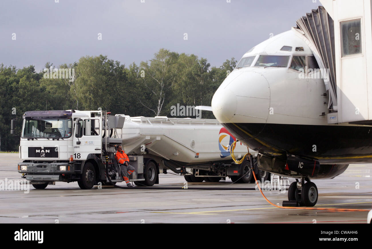 Koeln, un aereo all'aeroporto di Colonia-Bonn è rifornito di combustibile Foto Stock
