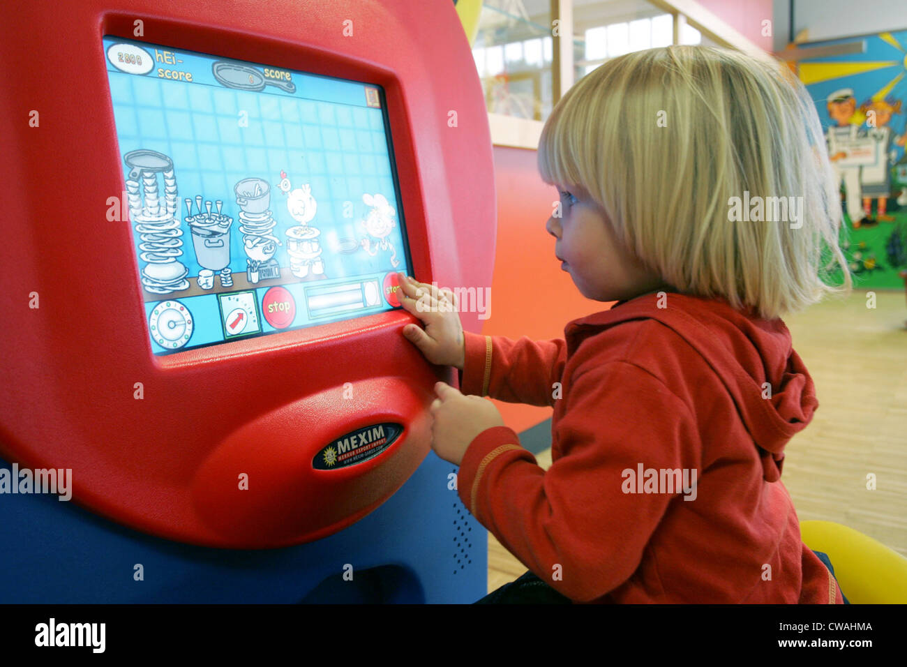 Zingst, un bambino a uno schermo di computer Foto Stock