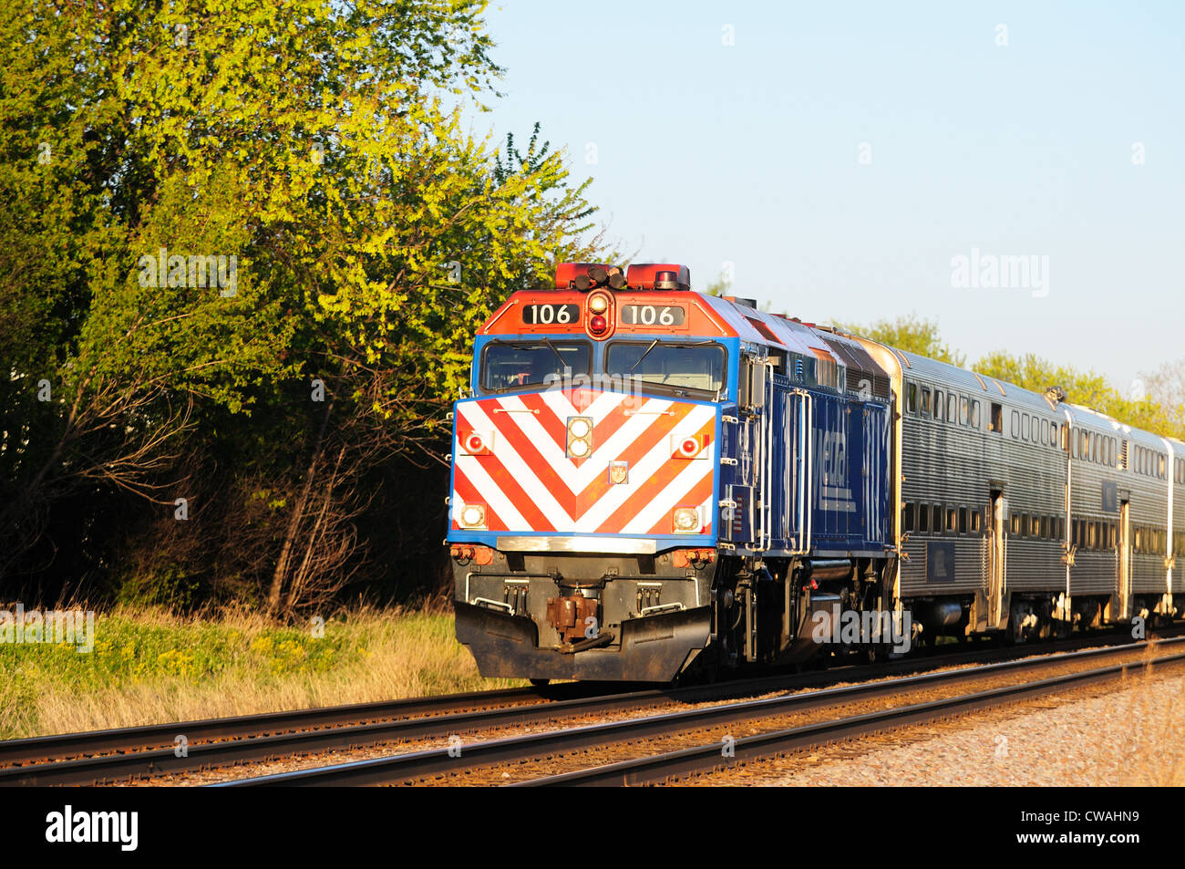 Bartlett, Illinois, Stati Uniti d'America. Metra Commuter Train vicino a stazione di Chicago di Bartlett in uscita da Chicago. Foto Stock