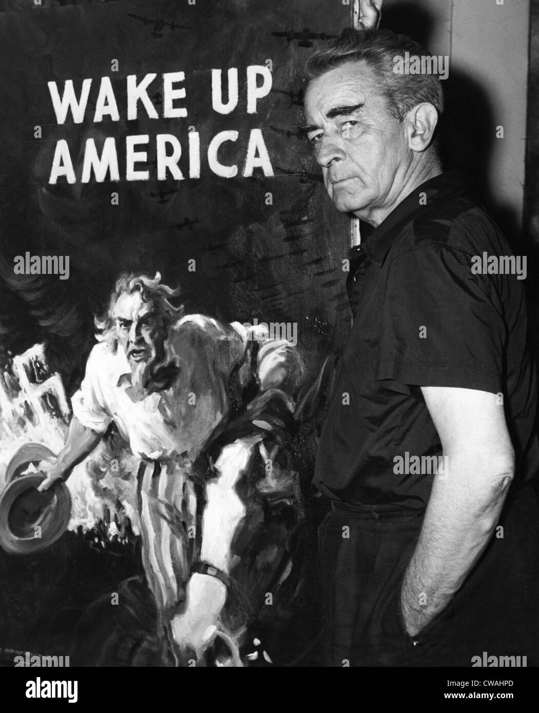 Artista americano e fumettista James Montgomery Flagg sorge accanto al suo poster per il Wake Up America Comitato, nel suo nuovo Foto Stock