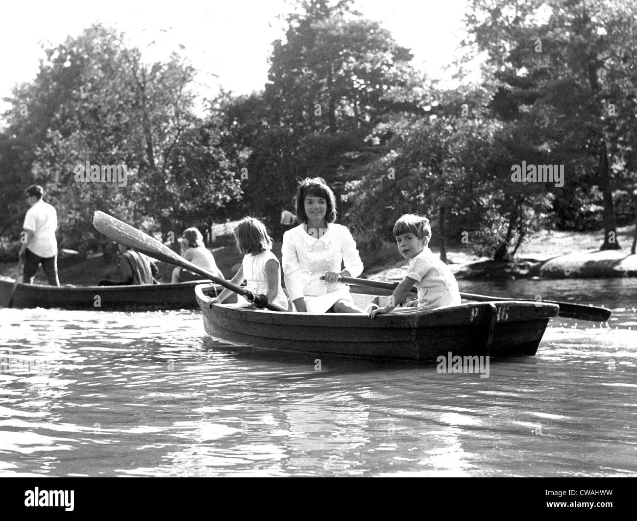 Jacqueline Kennedy, con bambini Caroline Kennedy, John F. Kennedy Jr., in Central Park Lake, New York City, 1964. La cortesia: Foto Stock