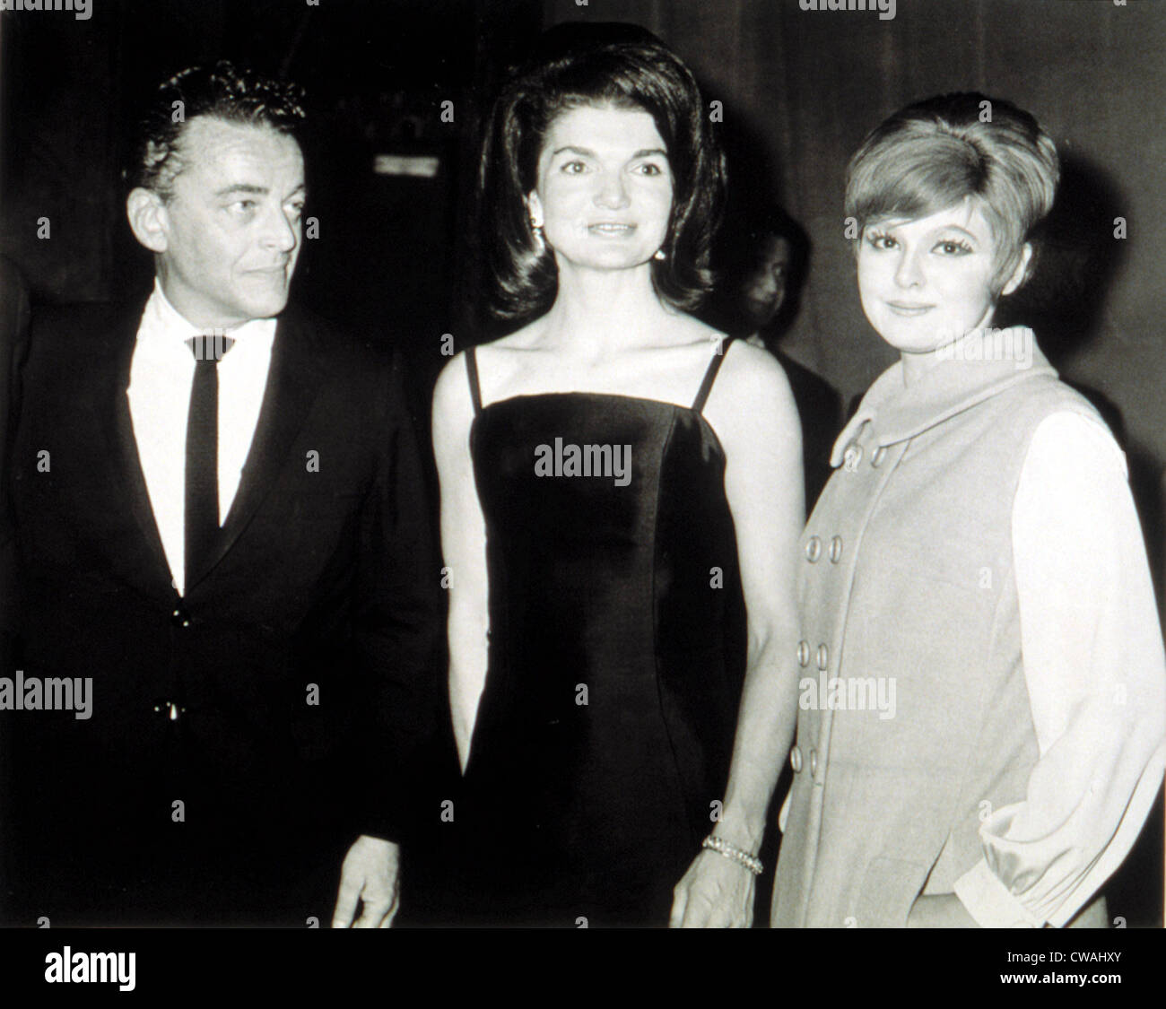 Alan Jay Lerner, Jacqueline Kennedy & Barbara Harris, 12/8/65 backstage in una giornata limpida si può vedere per sempre.. La cortesia: CSU Foto Stock