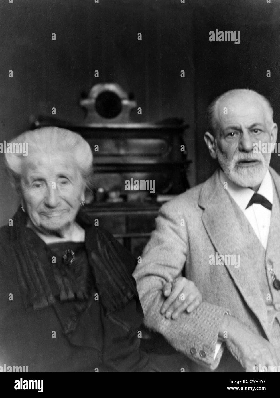 Sigmund Freud (1856-1939), e la sua madre Amalia Freud (1835-1929), nel 1925. Foto Stock