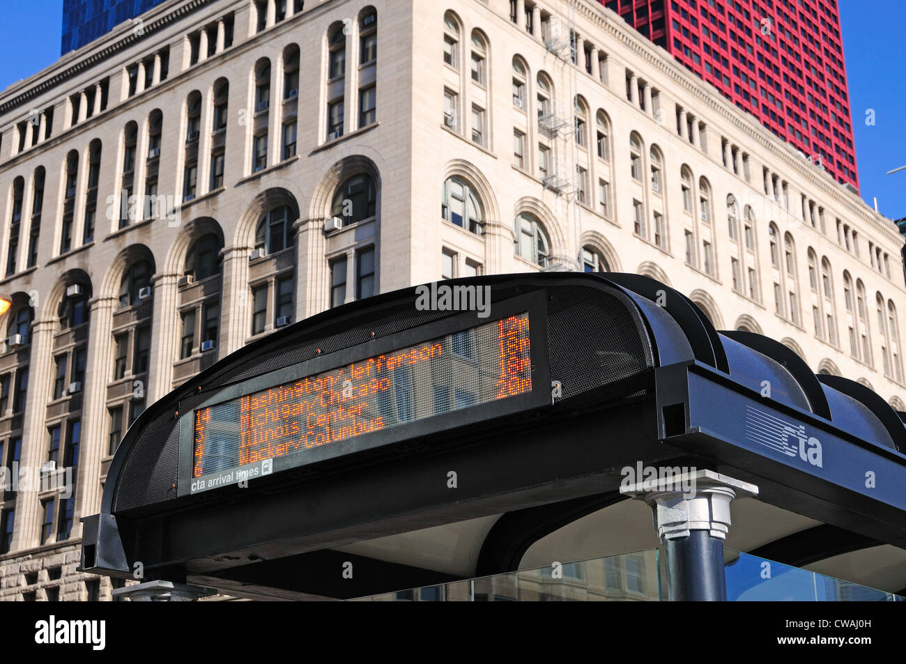 Display elettronico di bordo sul tetto di un Chicago Transit Authority (CTA) fermata bus shelter. Chicago, Illinois, Stati Uniti d'America. Foto Stock