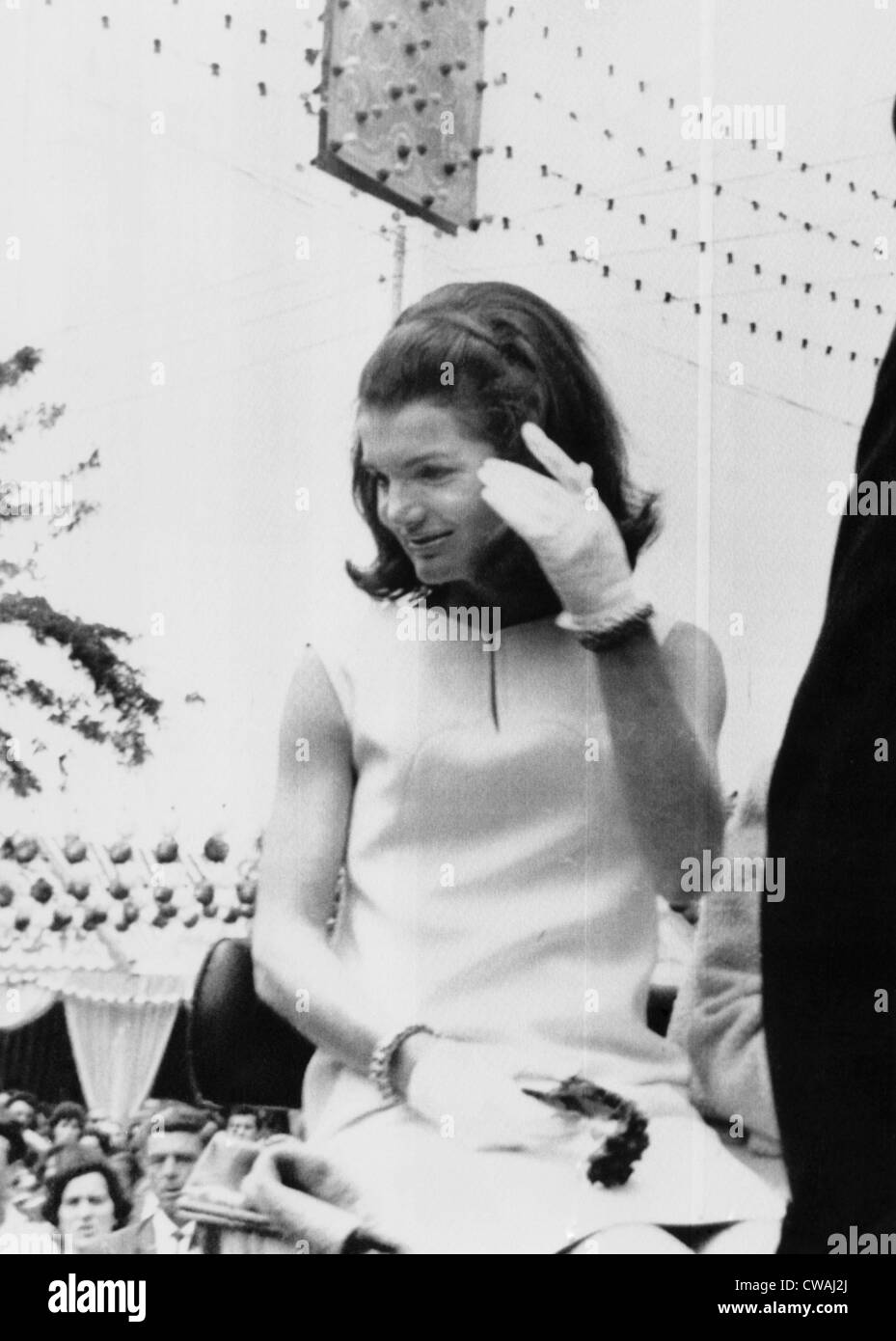 Jacqueline Kennedy, equitazione in un carrello aperto a Siviglia festival di primavera a Siviglia in Spagna. Aprile 20, 1966. La cortesia: CSU Foto Stock