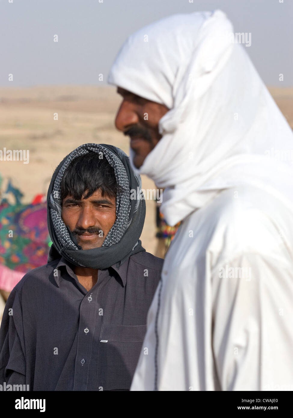 Dubai, uomini arabi in orientamento verticale Foto Stock