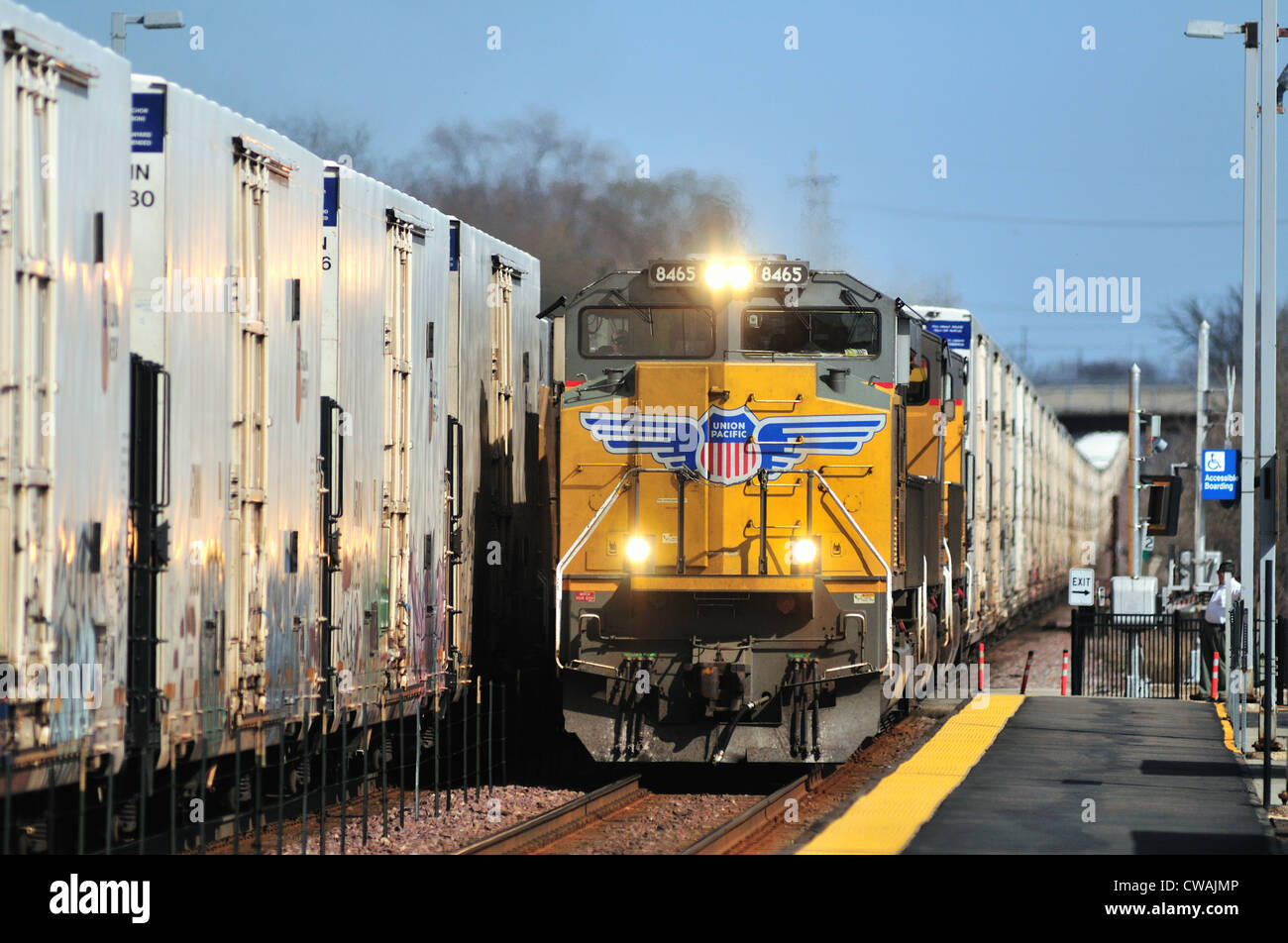 Eastbound e Westbound Union Pacific unità treni merci di Ginevra, Illinois. unità motore #8465. Ginevra, Illinois, Stati Uniti d'America. Foto Stock