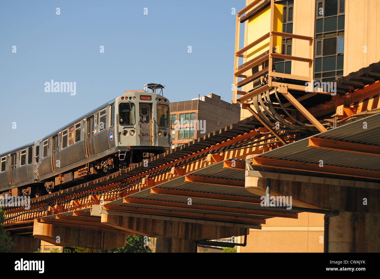 Treno a transito rapido CTA linea arancione per Stati Uniti Illinois Chicago Foto Stock