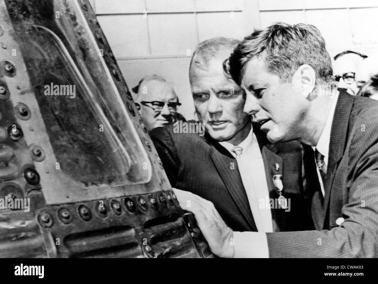 Astronauta John Glenn e il Presidente John F. Kennedy guardare attraverso l'oblò nel mercurio capsula spaziale.Cape Canaveral, Foto Stock